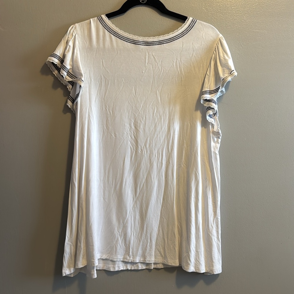 NWOT Torrid Super Soft Crewneck Embroidered Flutter Sleeve Top, sz 0 - Picture 6 of 8